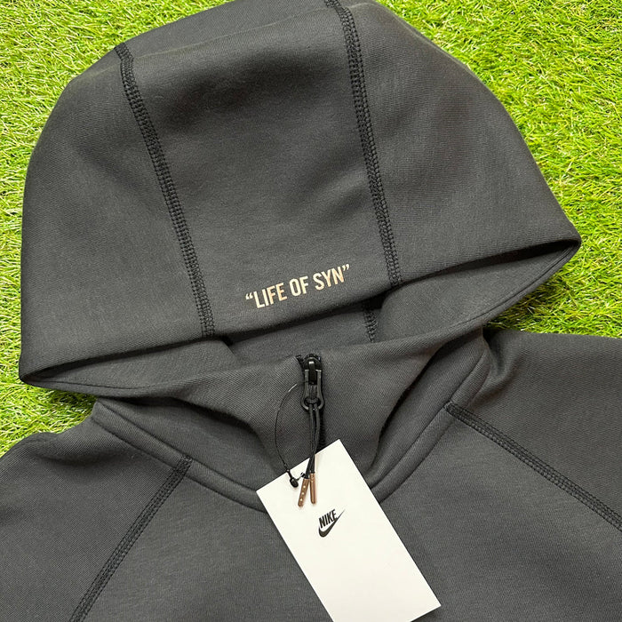Nike Syna Tech Fleece Central Cee Black Gold look 3