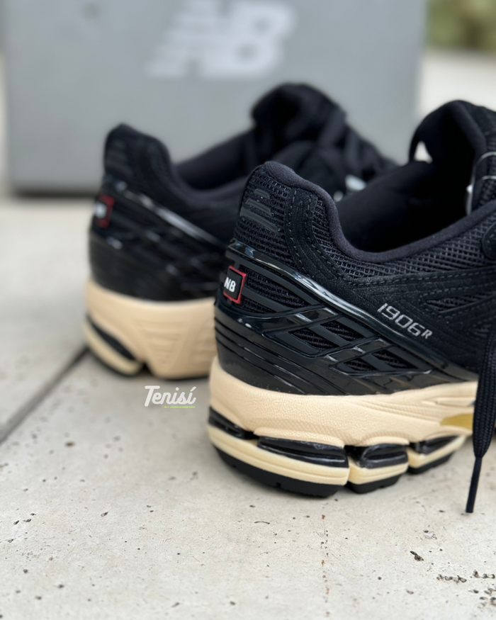 New Balance 1906R “Pack Black” look 4