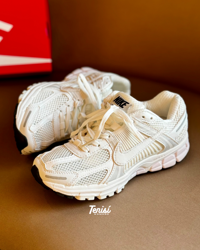 Nike zoom Vomero 5 “Triple White” look 3