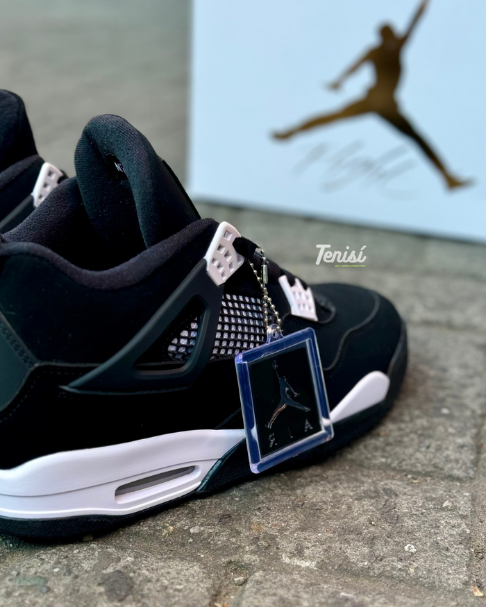 Air Jordan 4 “White Thunder” look 4