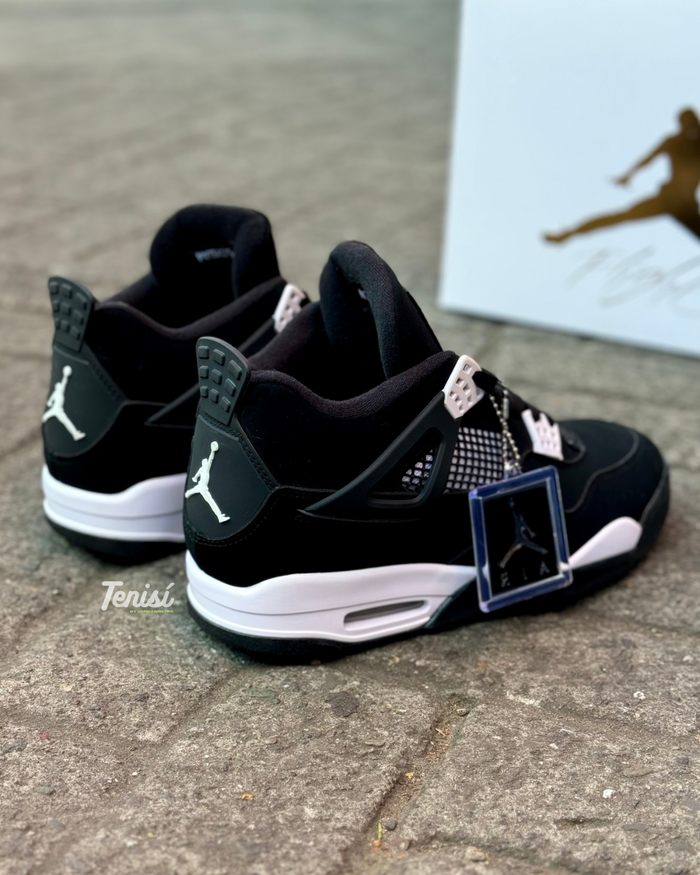 Air Jordan 4 “White Thunder” look 3