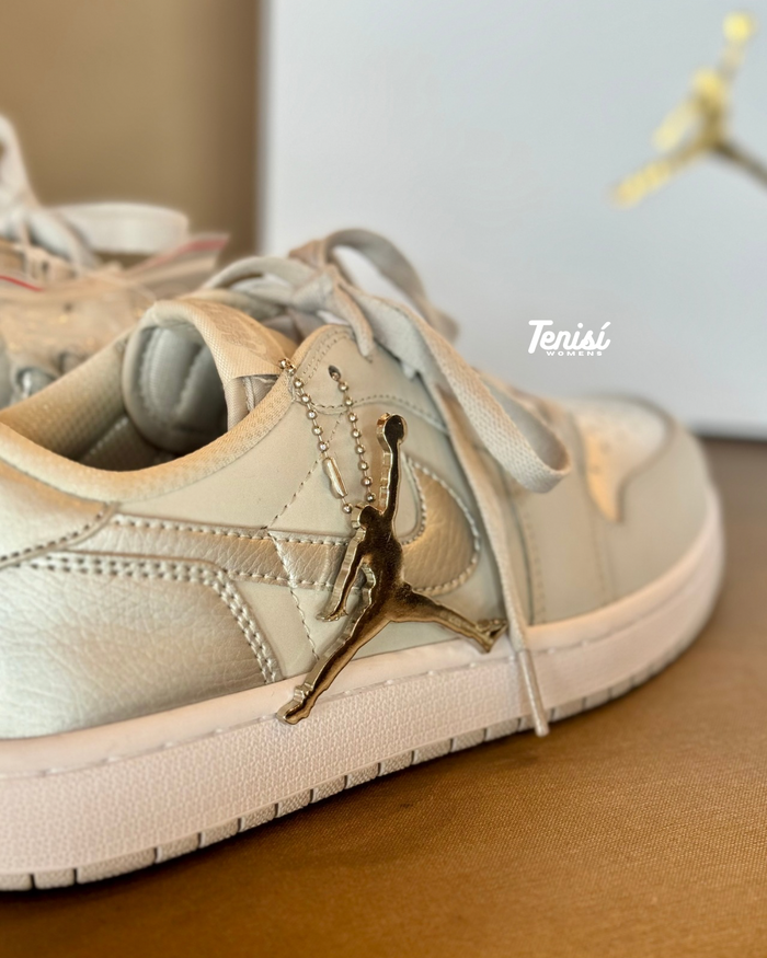 Nike Air Jordan 1 OG “Silver” look 4