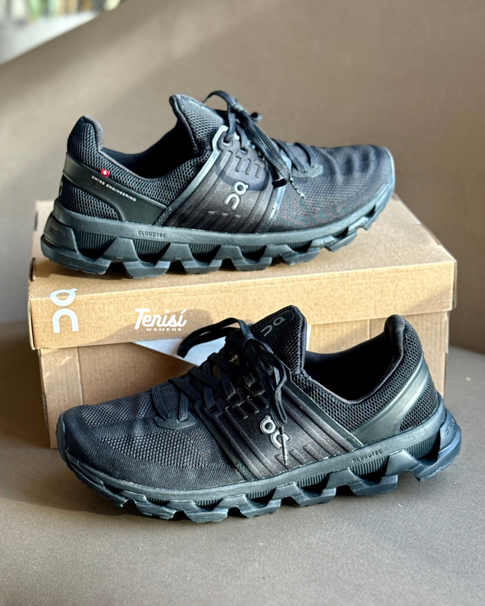 On Cloudswift Running “All Black” look 3