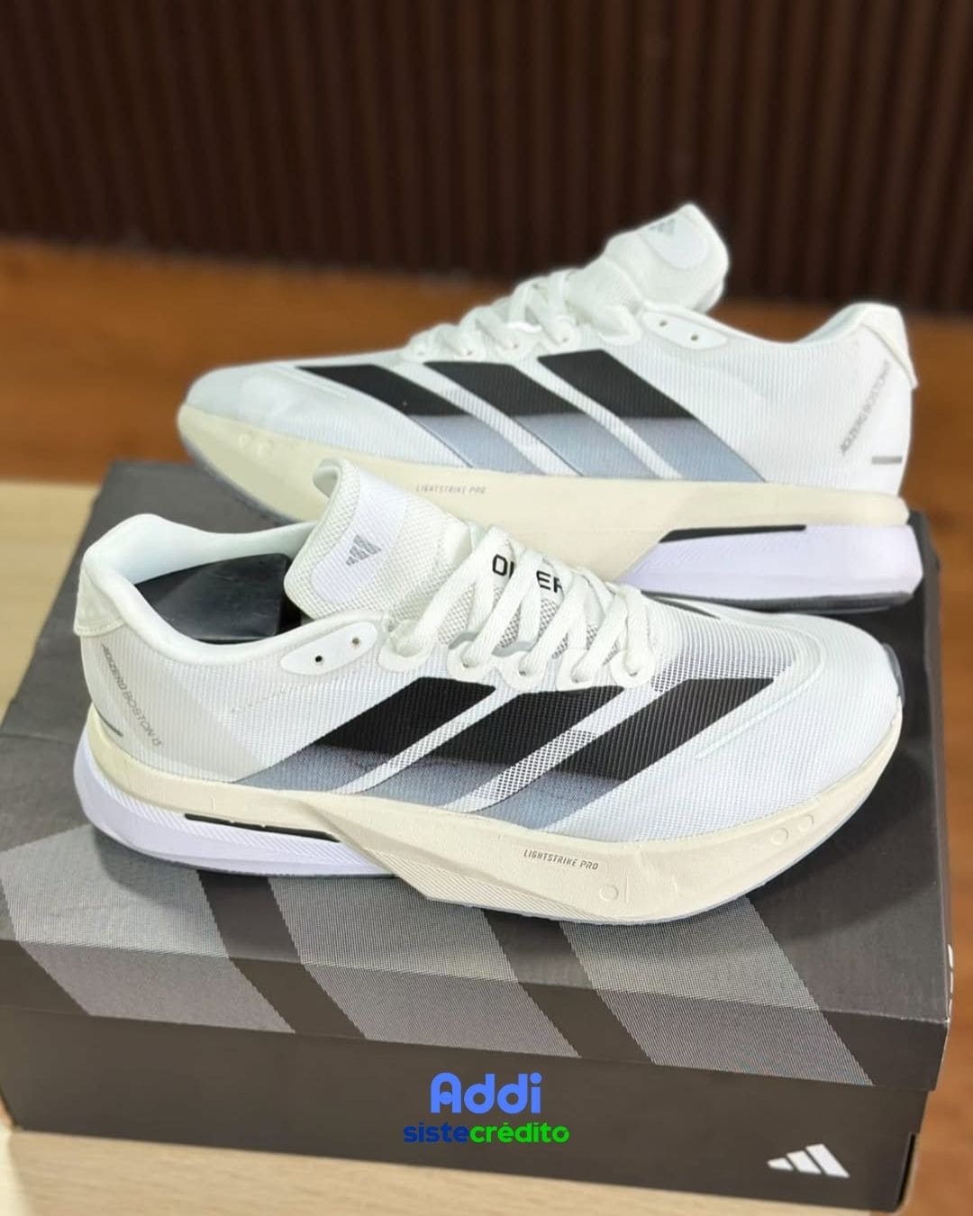 Tenis Adidas Adizero Boston 13 M frontal mostrando puntera y cordones