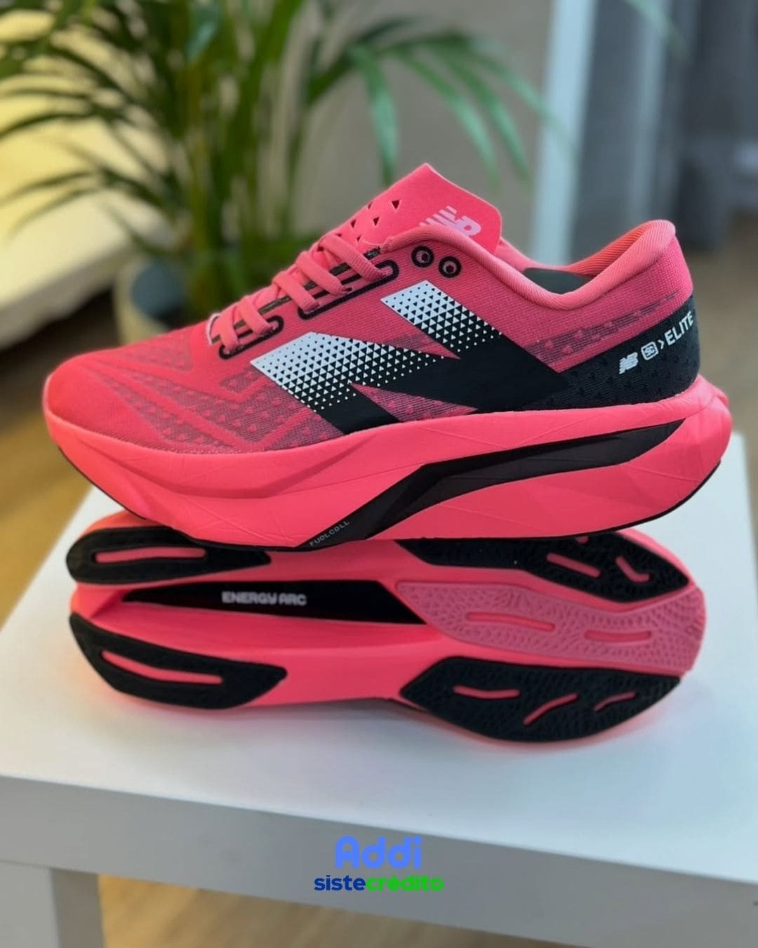 New Balance FuelCell Rebel V4 Pink vista frontal mostrando puntera y cordones