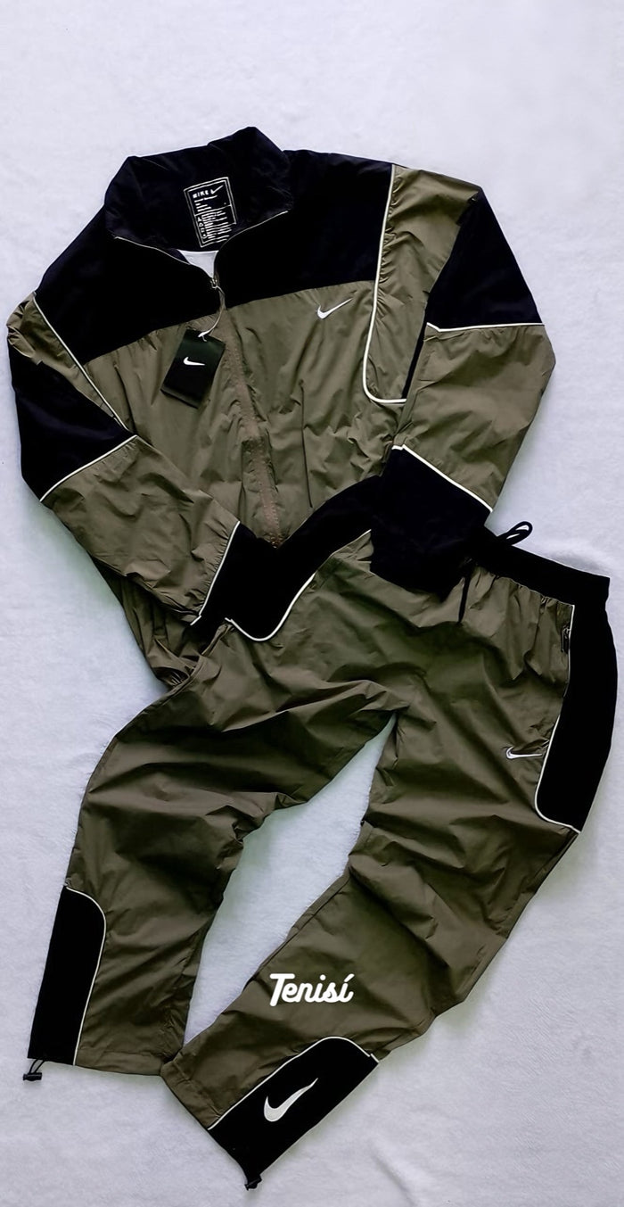 Nike Sportswear Cortavientos Track Jacket y Pants look 4