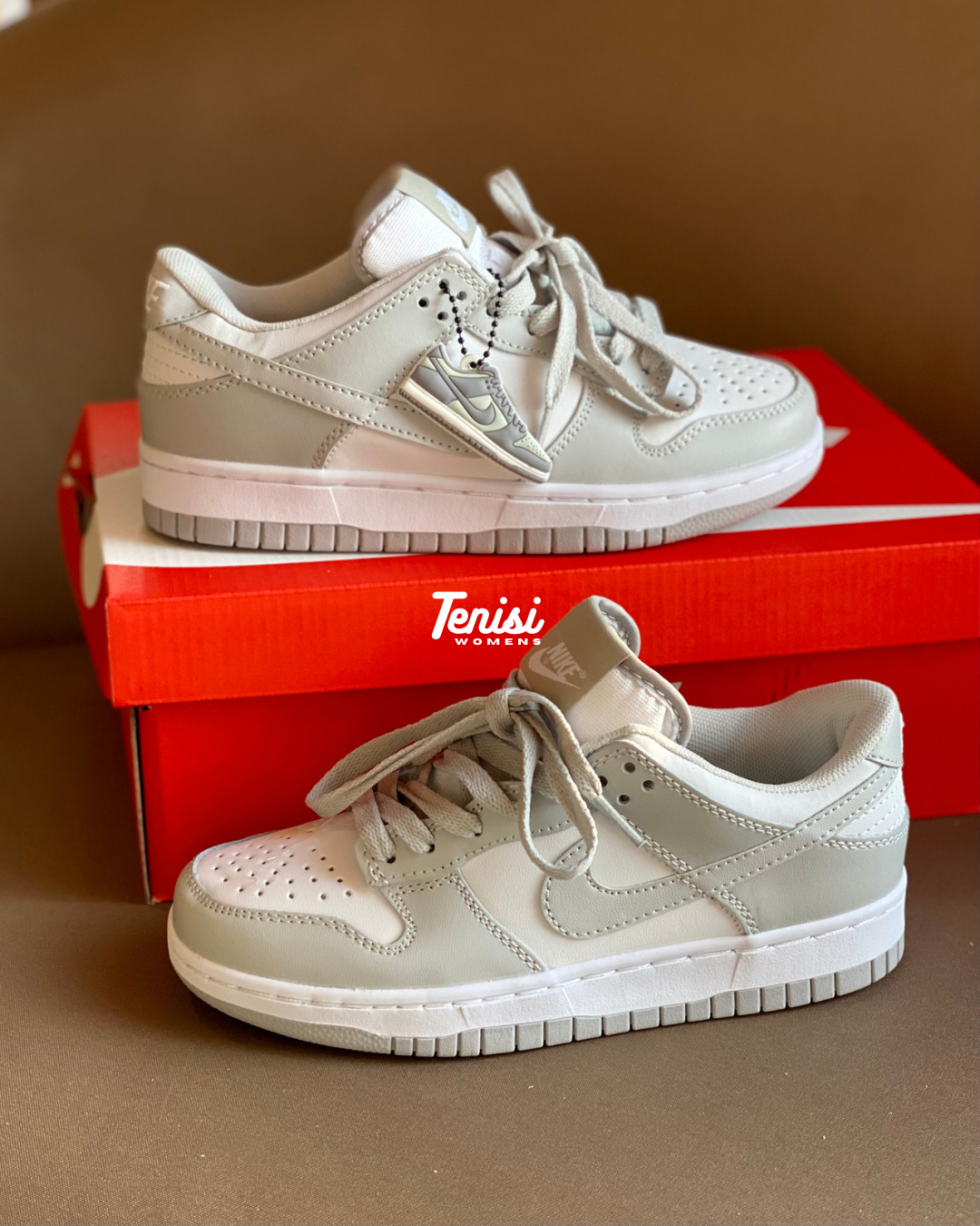 Zapatillas Nike Dunk Low color gris estilo urbano