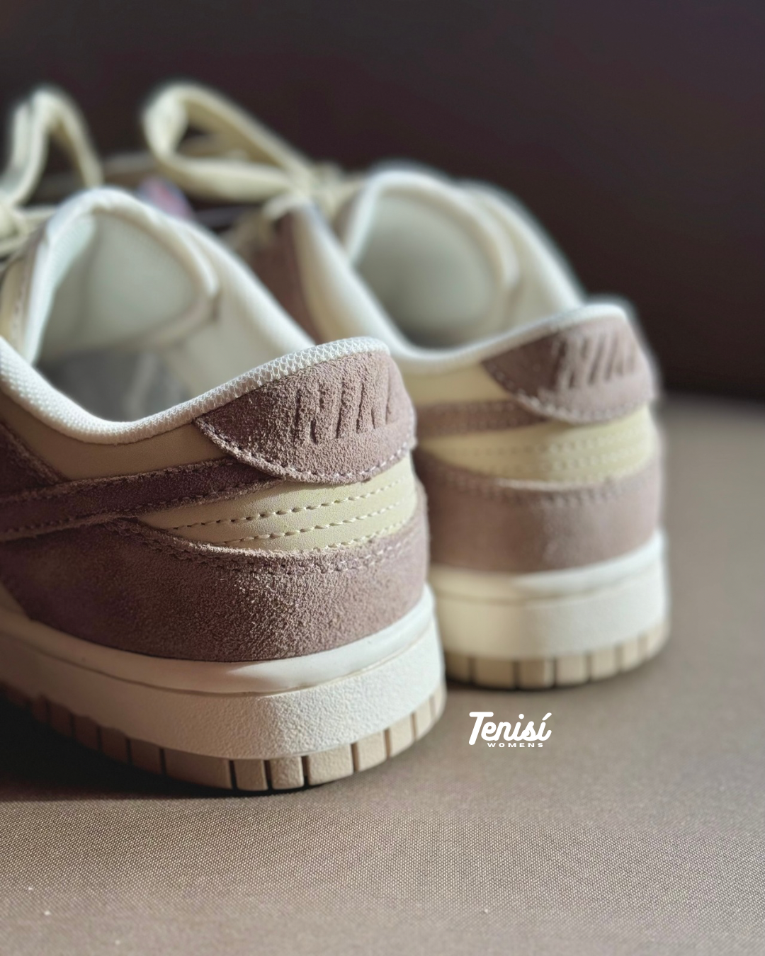 Detalle del logo y textura Nike Dunk Low Premium Sand Drift