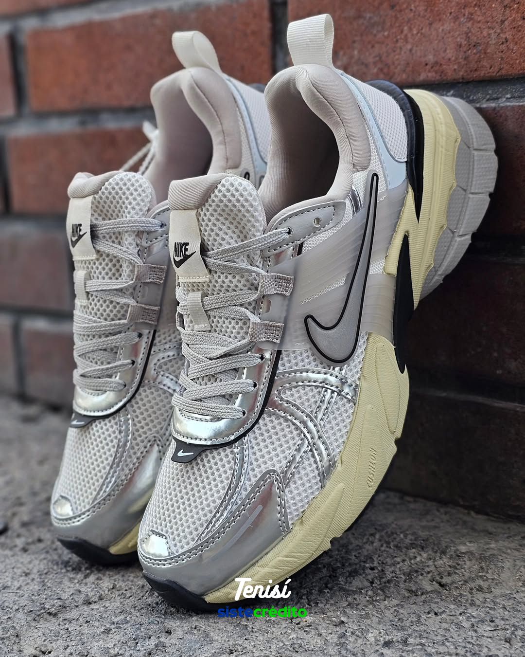 Nike V2K Run vista lateral con pago contra entrega