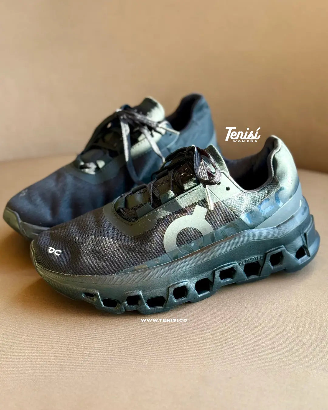 On Cloudswift Running Monster A All Black vista lateral