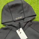 Nike Syna Tech Fleece Central Cee Black Gold vista 4