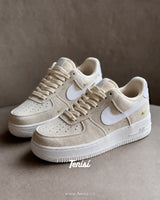 Nike Air Force 1 Low Beige Suede Gold Swoosh vista 1