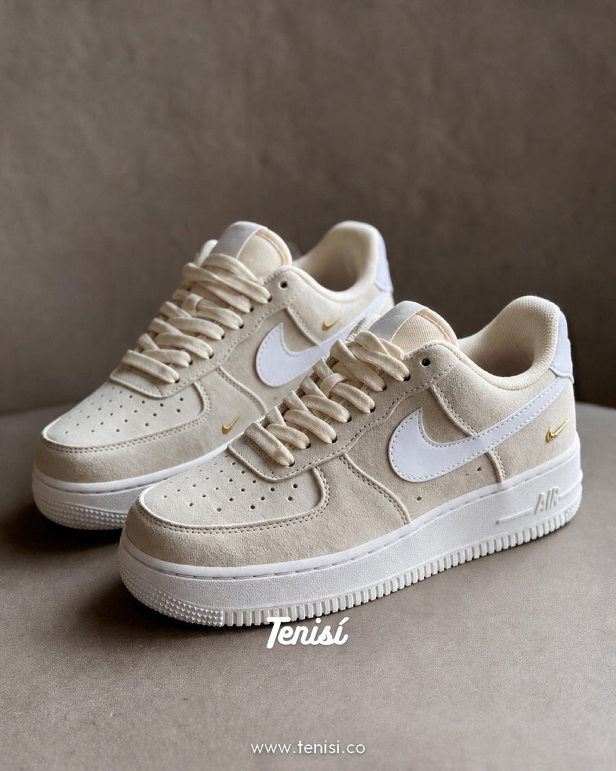 Nike Air Force 1 Low Beige Suede Gold Swoosh — pago contra entrega en Colombia