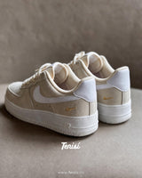 Nike Air Force 1 Low Beige Suede Gold Swoosh vista 2