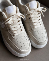 Nike Air Force 1 Low Beige Suede Gold Swoosh vista 3