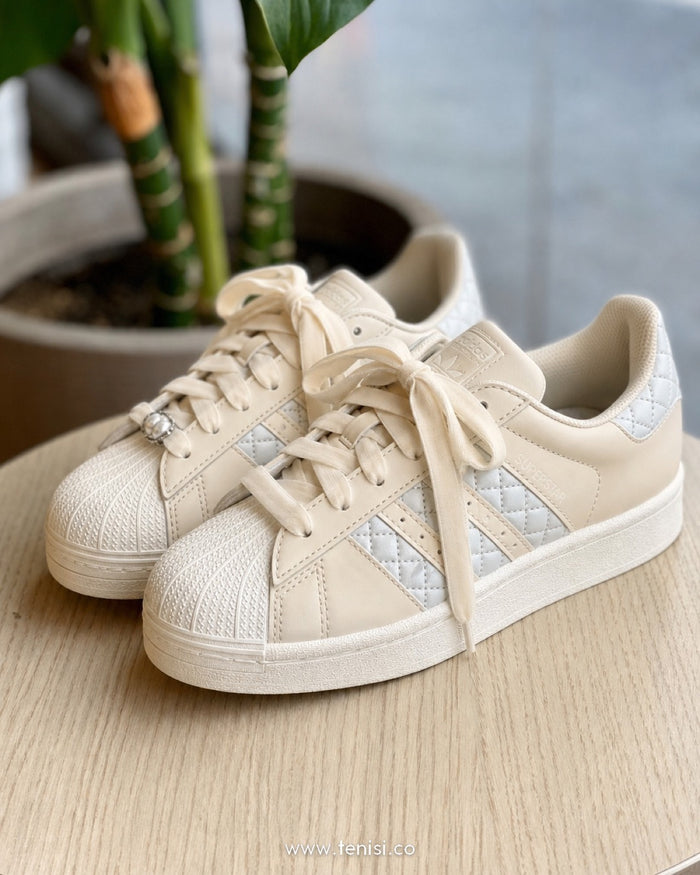 adidas Superstar Plataforma “Crema Acolchado” look 2