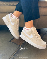 Nike Air Force 1 Low Beige Suede Gold Swoosh vista 4