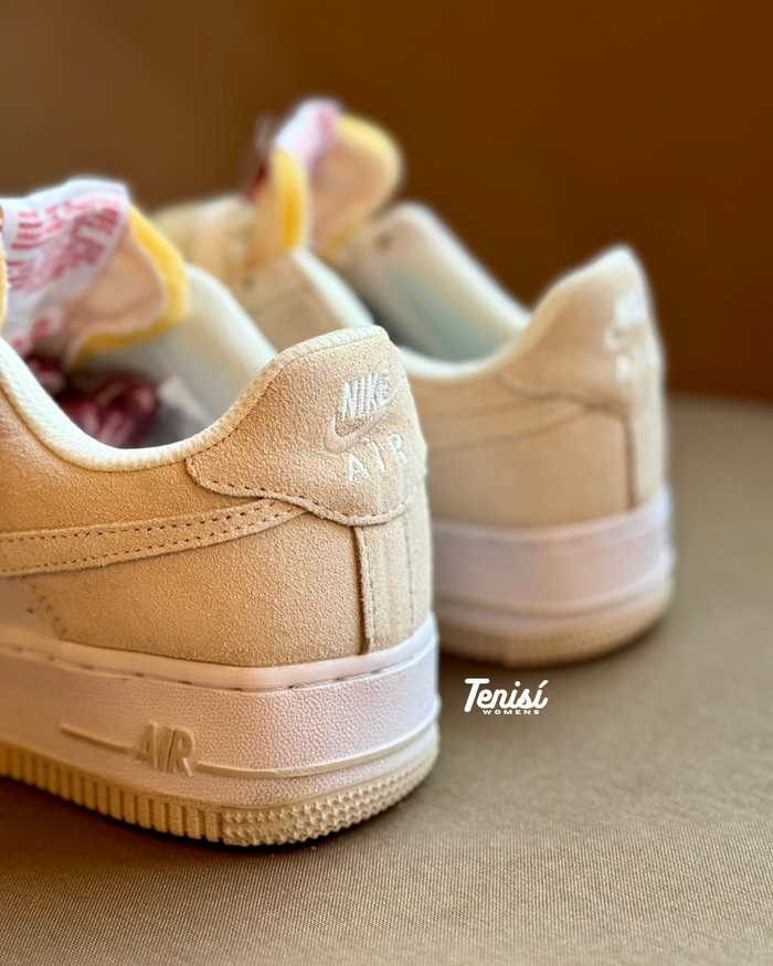Nike Air Force 1 LV8 “White Beige” look 5