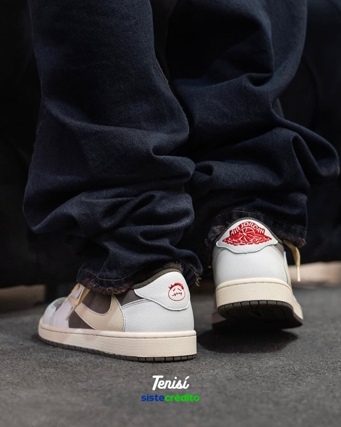 Air Jordan 1 x Travis Scott  Mocha Reverse look 3