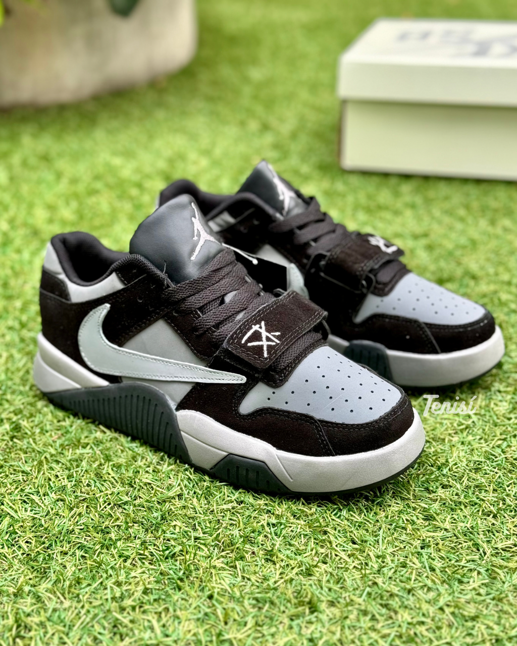 Jordan x Travis Scott “Black” (amostra)