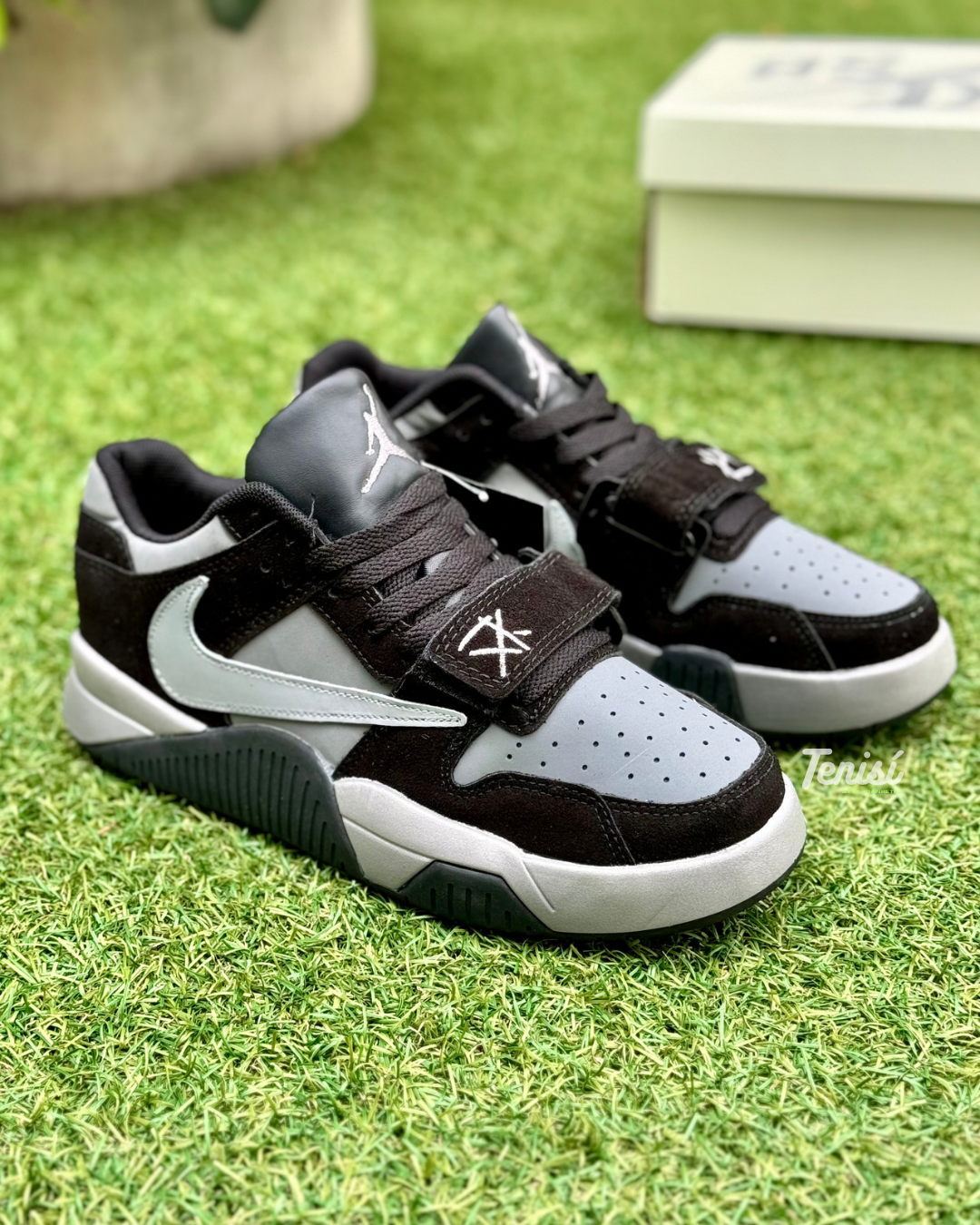 Jordan x Travis Scott “Black” (Sample)