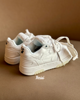 OFF-WHITE Training Low “Triple White” vista 3