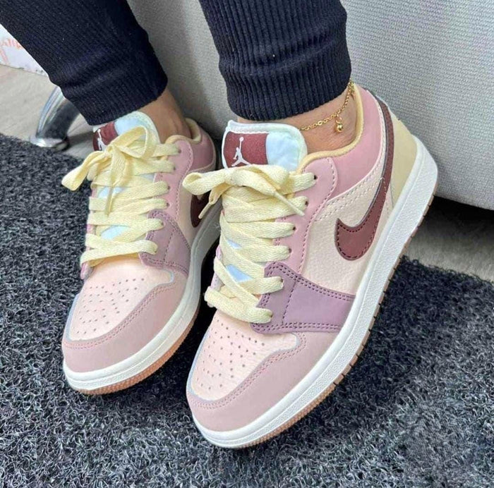 Nike Air Force 1 Low Vinotinto para Dama – Zapatillas Urbanas Elegantes y Cómodas look 1