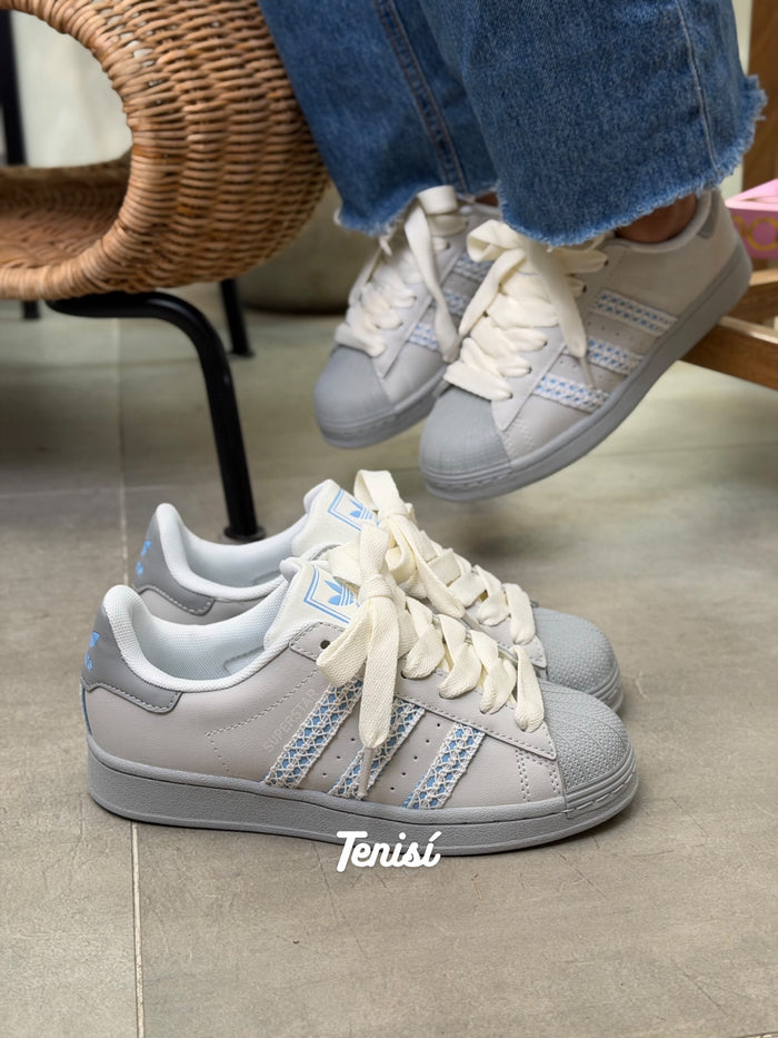 adidas Superstar White Blue look 1