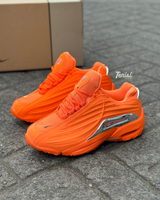 Nike Nocta Hot Step X Drake “Total Orange” vista 1