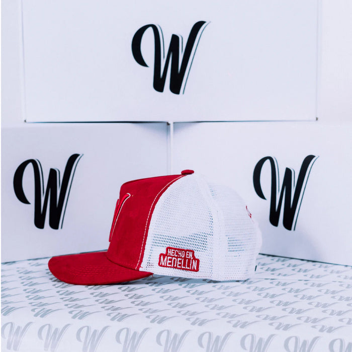 Wescol Cap “Classic Red and White” W merch look 1
