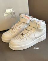 Nike Air Force 1 Mid “Triple White” vista 1