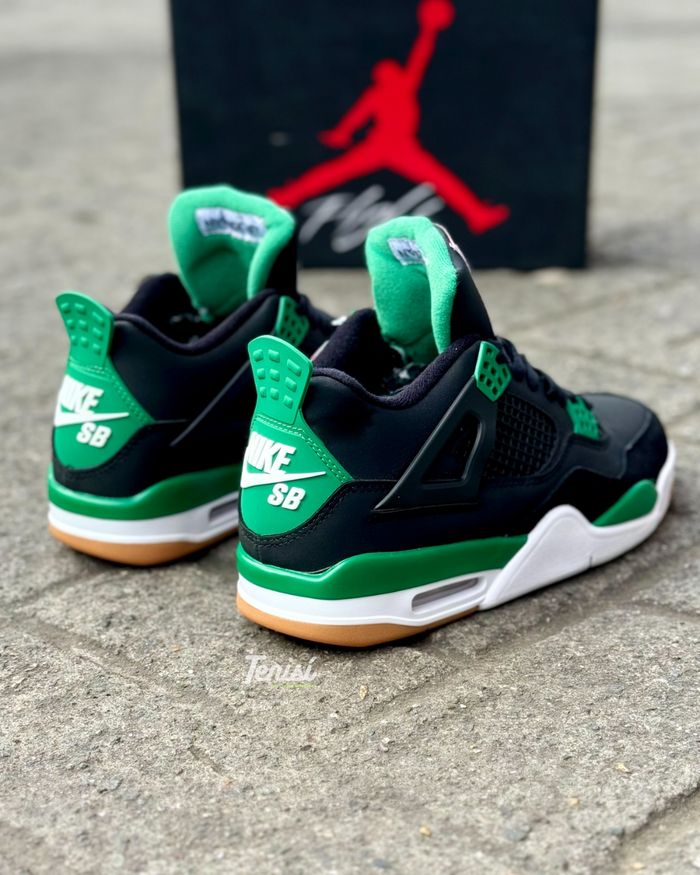 Nike SB x Air Jordan 4 “Pine Black” look 2