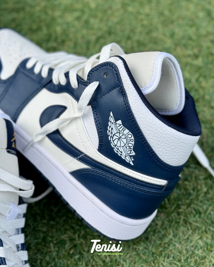 Air Jordan 1 Mid “Midnight Navy” look 5