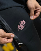 Nike Syna Tech Fleece Central Cee Black Gold vista 4
