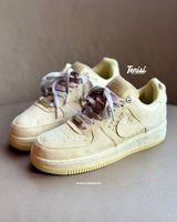 NIKE AIR FORCE 1 LOW NAI-KE TAN CANVAS vista 1