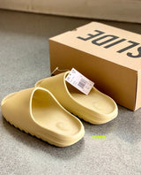 adidas Yeezy “Slide” beige vista 5
