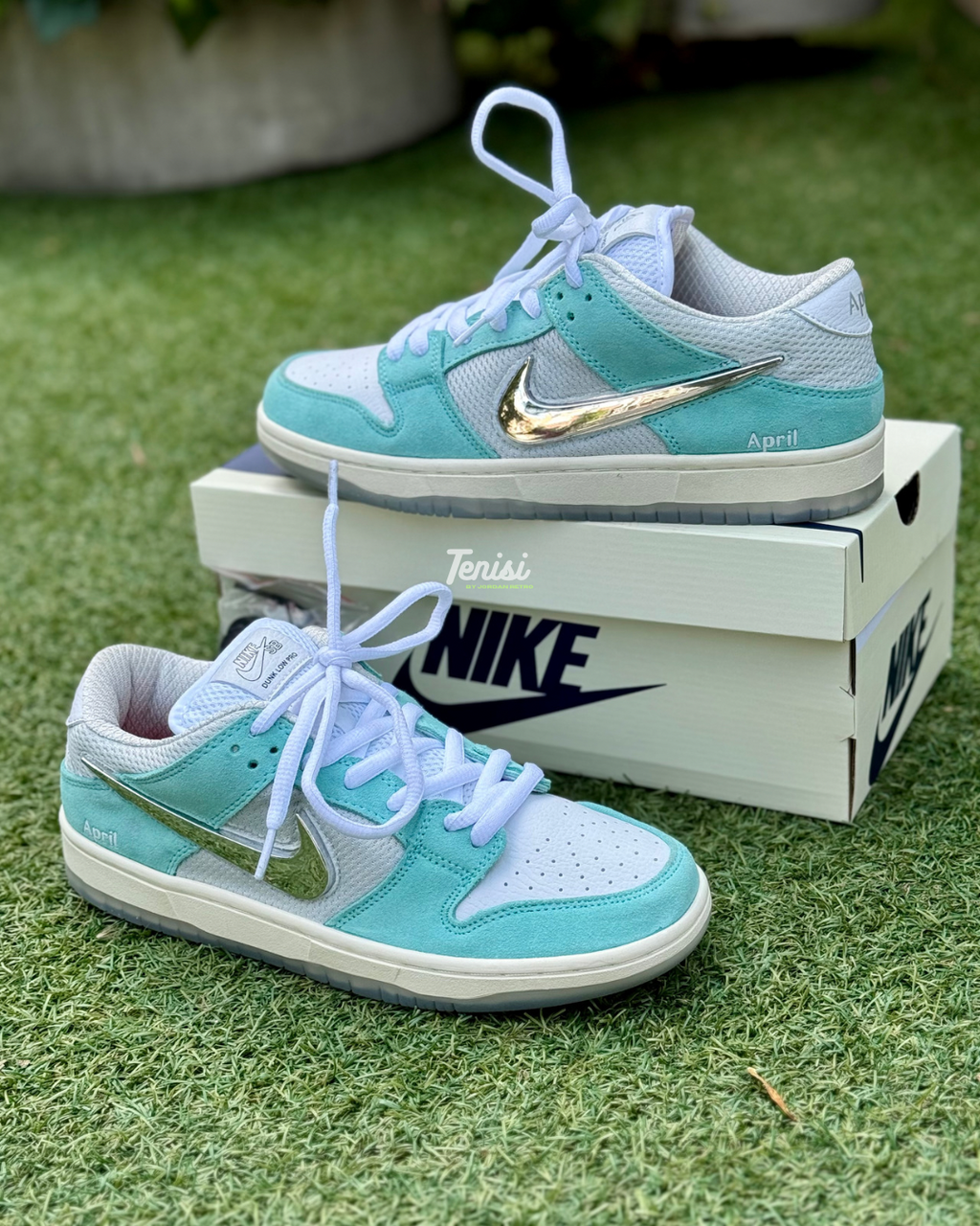 Nike Dunk X Abril