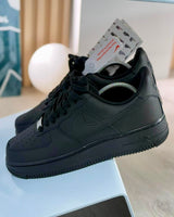 Nike Air Force 1 Low “Triple Black” vista 1