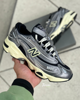 New Balance 1000 x Anime Leon Deor “Grey” vista 6