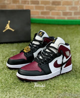 Air Jordan 1 Mid x Tenisi “Beetroot” vista 1