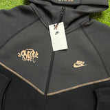 Nike Syna Tech Fleece Central Cee Black Gold vista 3