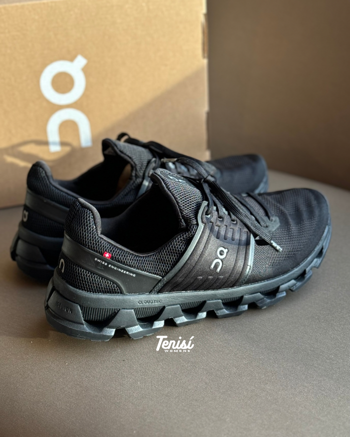 On Cloudswift Running “All Black” look 2