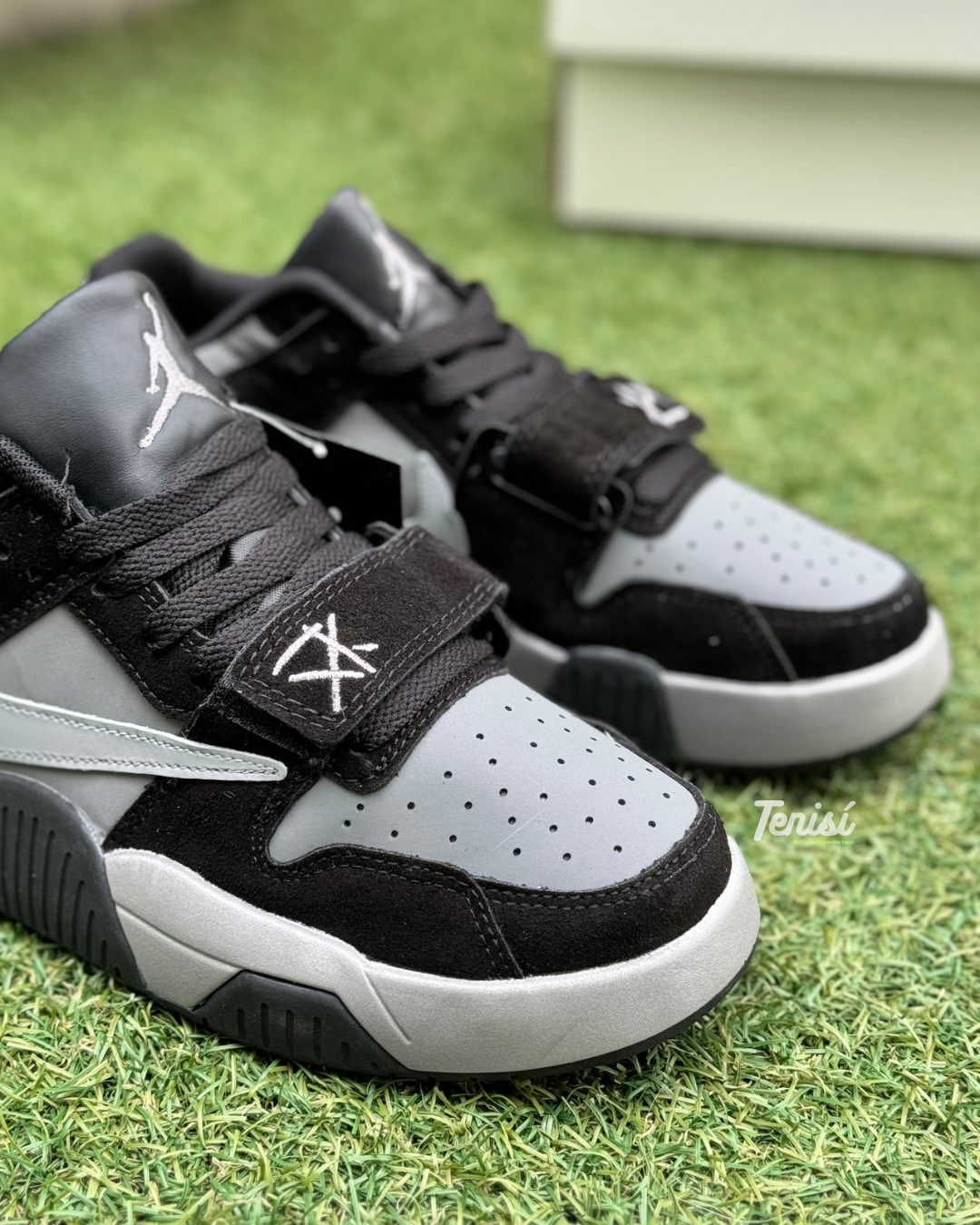 Jordan x Travis Scott “Black” (amostra)