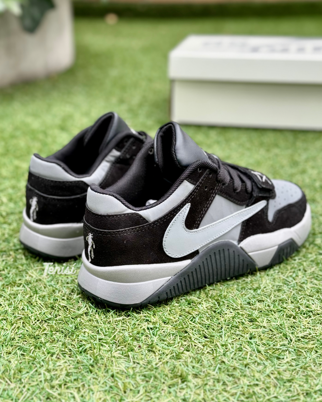 Jordan x Travis Scott “Black” (Sample)