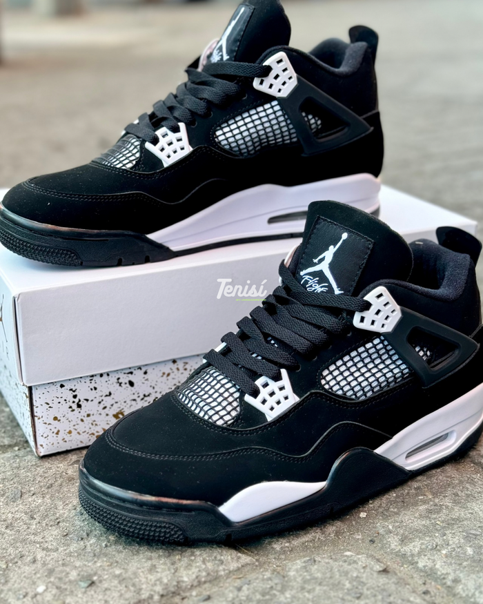Air Jordan 4 “White Thunder” look 5