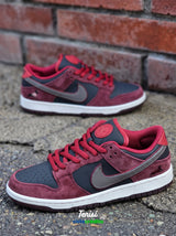 Nike SB Dunk Low x Riot Skateshop "Bordeaux" vista 2
