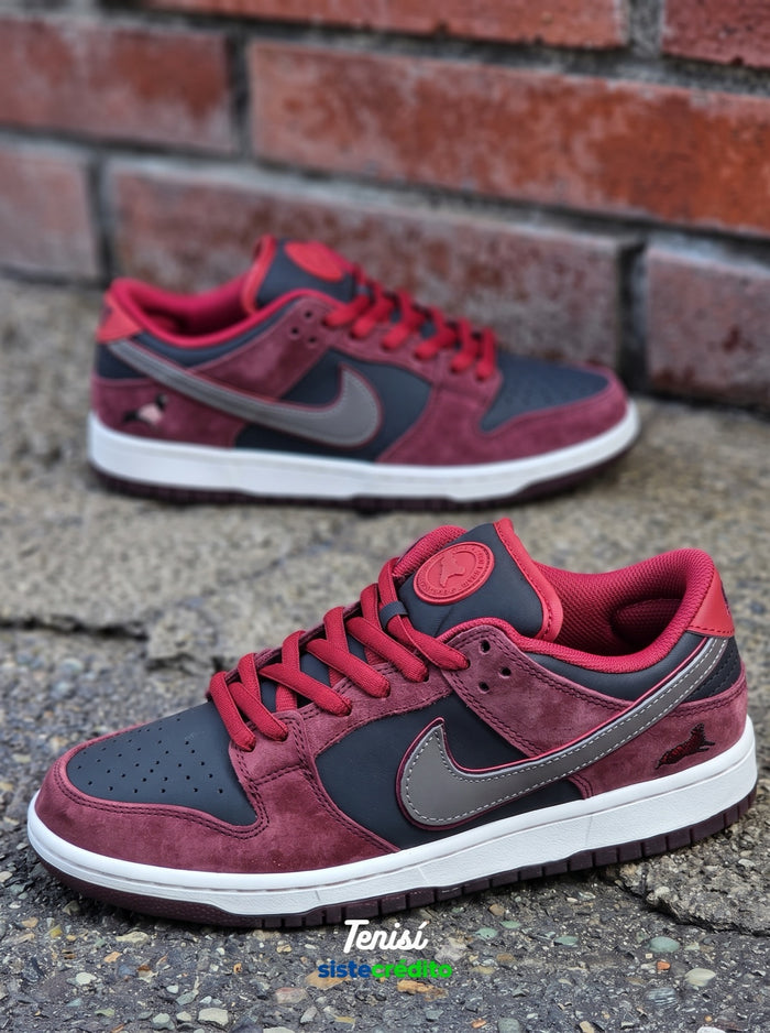 Nike SB Dunk Low x Riot Skateshop "Bordeaux" look 1