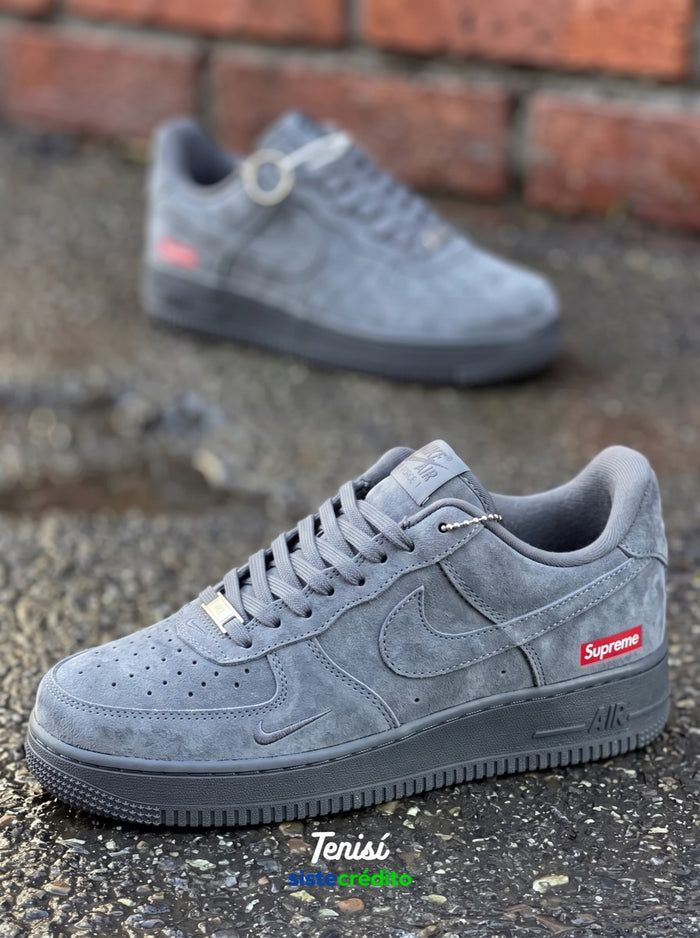 Nike Air Force 1 Low x Supreme "Grey" look 1