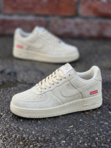 Nike Air Force 1 Low x Supreme "Beige" vista 2