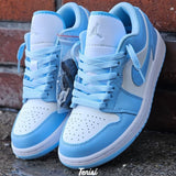 Air Jordan 1 Low “UNC” vista 1